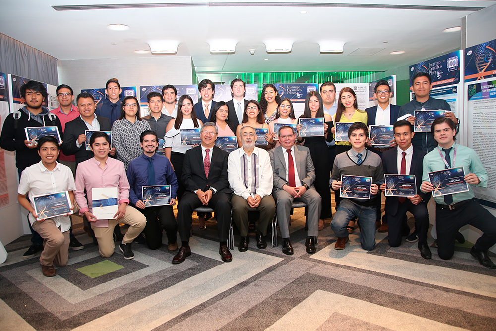 Al centro el doctor Víctor Pérez Abreu, Alfredo Chi y Juan Carlos Molina con los 25 estudiantes del VIC, programa de la Academia Mexicana de Ciencias, becados por Pfizer.