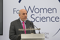 Dr. Enrique Cabrero Mendoza, director general del Consejo Nacional de Ciencia y Tecnología (Conacyt), durante la ceremonia de entrega de las Becas L´Oréal-Unesco-Conacyt-AMC 2018.