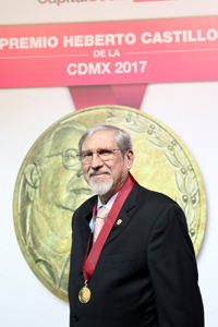 El biotecnólogo emérito de la UNAM Lourival Possani recibió un nuevo premio en reconocimiento a su carrera de investigación y aportaciones, en esta ocasión el Premio Heberto Castillo de la Ciudad de México 2017. Por una Ciudad ConCiencia.