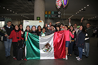 Familiares recibieron al equipo mexicano que representó a nuestro país en la Olimpiada Rioplatense de Matemáticas 2017 y regresó con medallas de oro, plata y bronc.