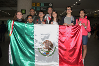 En primera línea: Danya Gómez Cantú, David García Maldonado, Daniel Ochoa, Andrea Garibaldi Gamboa, Yaramy Lira Vizuet y Ana Illanes. Atrás: el maestro Miguel Melo Arellano y el doctor Carlos Bosch Giral, director del programa Concurso de Primavera de Matemáticas de la Academia Mexicana de Ciencias.