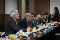 Víctor Gerardo Carreón (primero de izquierda a derecha),  Enrique Cabrero Mendoza, Julio César Ponce y periodistas reunidos en la sala Juárez del Conacyt.