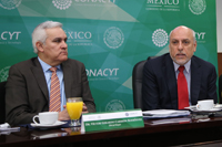 El director general del Conacyt, Enrique Cabrero Mendoza (derecha), presentó en conferencia de prensa la agenda de actividades del organismo para 2018, lo acompaña Víctor Carreón Rodríguez, director adjunto de Planeación y Evaluación.