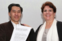 Los presidentes de la AMC y de la AMMCCYT, Jaime Urrutia Fucugauchi y Rocío Labastida Gómez de la Torre, respectivamente, en la firma de dos convenios de colaboración entre ambas organizaciones.