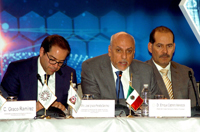 Enrique Cabrero, director general de Conacyt (al centro), durante su participación en la primera reunión de la Comisión Ejecutiva de Ciencia y Tecnología de la Conago; lo flanquean, a su derecha, José Ignacio Peralta, gobernador de Colima, y a su izquierda, Martín Orozco, gobernador de Aguascalientes.