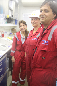 Interior del laboratorio de geoquímica y microbiología y genética. Los investigadores Ligia Pérez, Luzie Schneider y Marco JL Coolen.