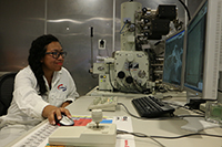 Rocío Berenice Domínguez Cruz, en su laboratorio del Centro de Investigación en Materiales Avanzados (Cimav), donde trabaja en el  desarrollo de sensores electrónicos para monitorear parámetros médicos presentes en el aliento del paciente diabético. La investigadora obtuvo una de las Becas para Mujeres en la Ciencia L´Oréal-Unesco-Conacyt-AMC 2018.