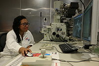 Rocío Berenice Domínguez Cruz, en su laboratorio del Centro de Investigación en Materiales Avanzados (Cimav), donde trabaja en el desarrollo de sensores electrónicos para monitorear parámetros médicos presentes en el aliento del paciente diabético. La investigadora obtuvo una de las Becas para Mujeres en la Ciencia L´Oréal-Unesco-Conacyt-AMC 2018.