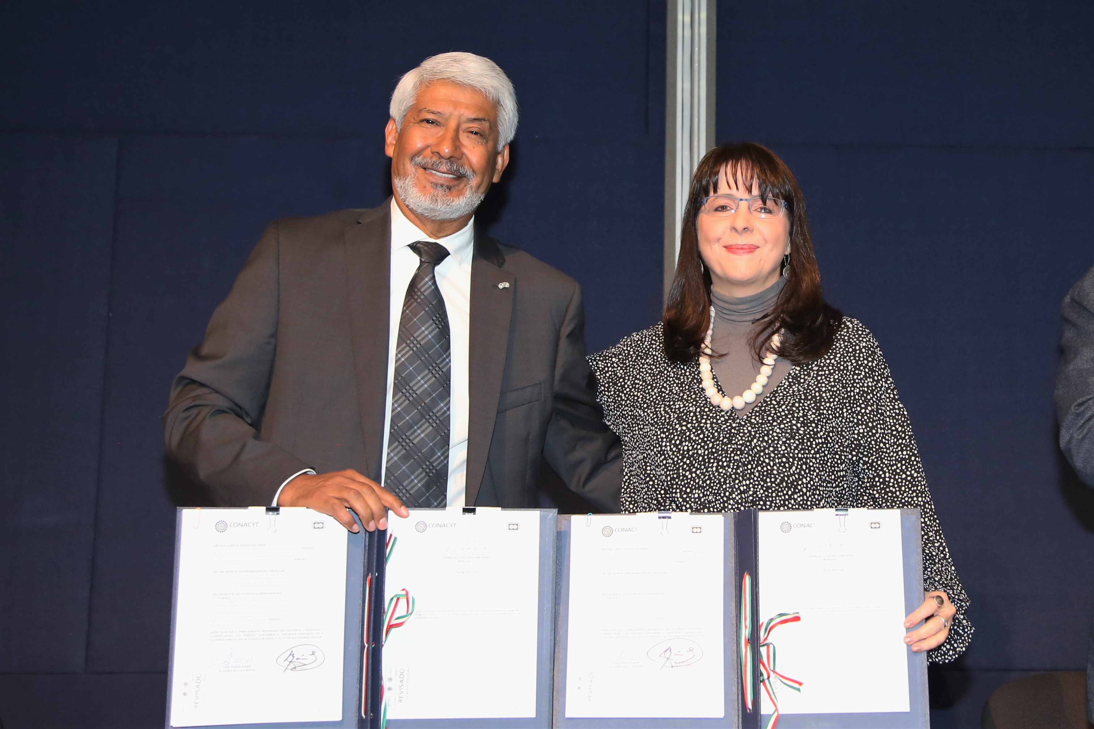 José Luis Morán López, presidente de la AMC; y María Elena Álvarez-Buylla, directora general del Conacyt, durante la firma de Convenio de Colaboración.