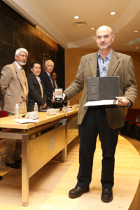 Doctor Augusto García Valenzuel, del Centro de Ciencias Aplicadas y Desarrollo Tecnológico, UNAM recibió la medalla 'Fernando de Alba' por sus aportaciones a la física experimental.