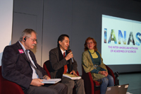 Michael Clegg, vicepresidente de ICSU y ex copresidente de IANAS; Jaime Urrutia Fucugauchi, presidente de la Academia Mexicana de Ciencias; y Gabriela Zara Guzzi, directora del Museo de las Ciencias Universum en las presentación del libro “Guía Hacia las Energías Sustentables en las Américas”.