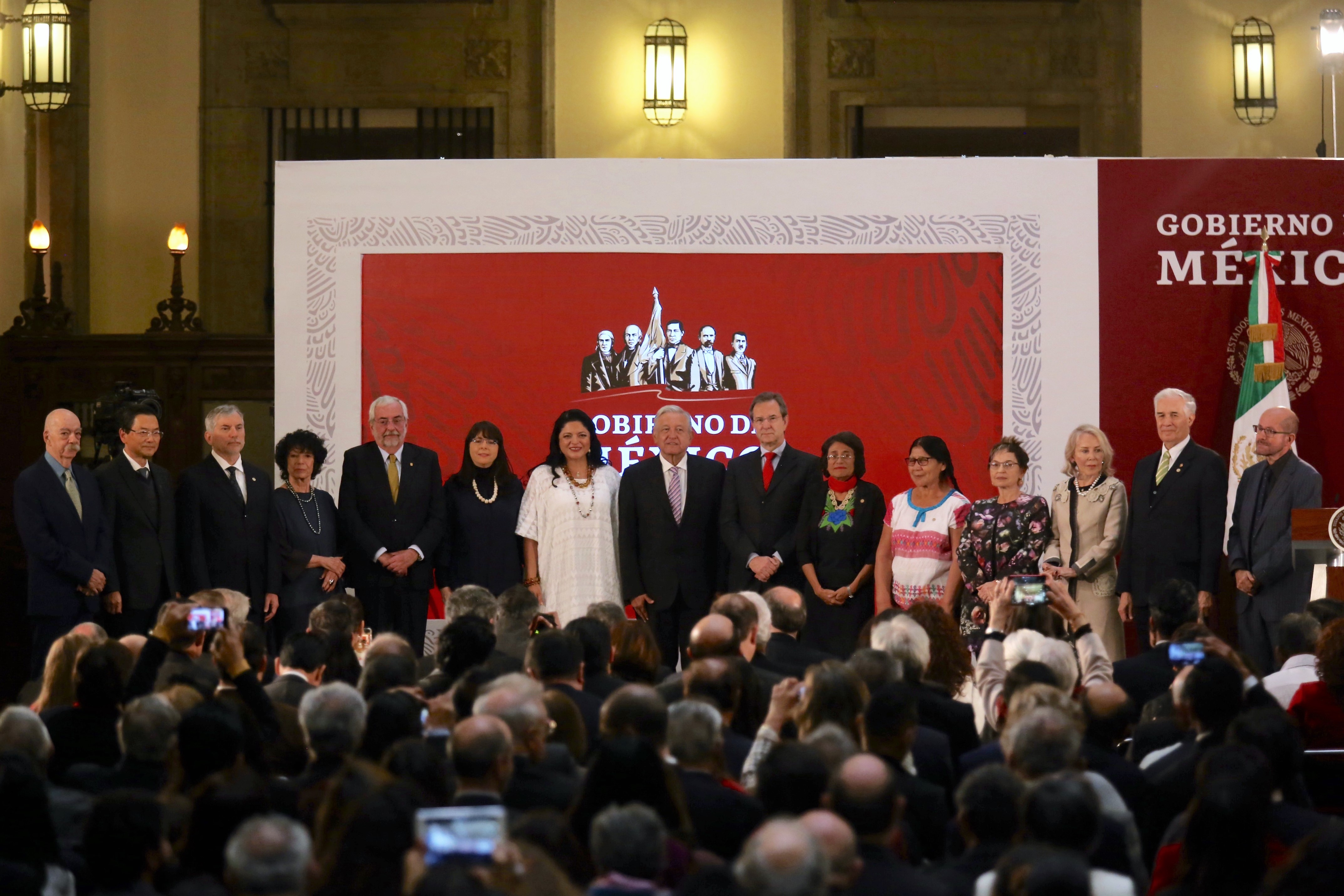 Los ganadores del Premio México de Ciencia y Tecnología 2018, el Premio Nacional de Ciencias 2019, el Premio Nacional de Artes y Literatura 2019 y el Premio Internacional Carlos Fuentes a la Creación Literaria en el Idioma Español 2019, acompañados por el presidente de la República, Andrés Manuel López Obrador y funcionarios como Enrique Graue Wiechers, rector de la UNAM; Alejandra Frausto Guerrero, secretaria de Cultura; Esteban Moctezuma, secretario de Educación, Silvia Lemus, periodista; y María Elena Álvarez-Buylla, directora general de Conacyt.