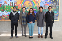 En la imagen, el presidente de la Academia Mexicana de Ciencias, Jaime Urrutia Fucugauchi, con los ganadores de los tres primeros lugares del primer Concurso de Fotografía Científica Ciencia y Luz, convocado por la AMC.