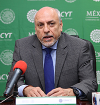 Enrique Cabrero Mendoza, director general del Conacyt, en rueda de prensa para comentar los detalles de la iniciativa de reforma a la Ley de Ciencia y Tecnología, en el salón Juárez del organismo.