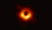 Primera imagen de un hoyo negro supermasivo de M87, en el centro del cúmulo de Virgo, la cual se pudo obtener gracias al experimento Telescopio de Horizonte de Eventos (EHT, sus siglas en inglés), que agrupa a un total de ocho telescopios repartidos en el mundo, entre ellos el mexicano Gran Telescopio Milimétrico Alfonso Serrano (GTM).