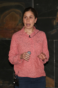 La investigadora Mariana Benítez Keinrad, del Instituto de Ecología de la UNAM, reconocida con el Premio Jorge Lomnitz Adler 2015, impartió la conferencia “Modelos de redes en sistemas biológicos y socioambientales”.