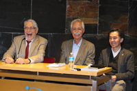 Los doctores Cinna Lomnitz, investigador emérito del Instituto de Geofísica de la UNAM; Jaime Urrutia Fucugauchi, presidente de la Academia Mexicana de Ciencias, y Manuel Torres Labansat, director del Instituto de Física de la UNAM, en el cierre del Simposio “Perspectivas en sistemas complejos: los próximos diez años”, en homenaje a Jorge Lomnitz Adler.