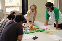 Vera Tiesler impartiendo un taller de identificación esquelética a un grupo de estudiantes en la Ciudad de Guatemala, Guatemala. 