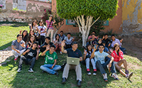 El investigador Salvador Ruíz Correa, del Instituto Potosino de Investigación Científica y Tecnológica (Ipicyt), en un trabajo de campo con un grupo de jóvenes para el uso de la plataforma 'UrBis'.