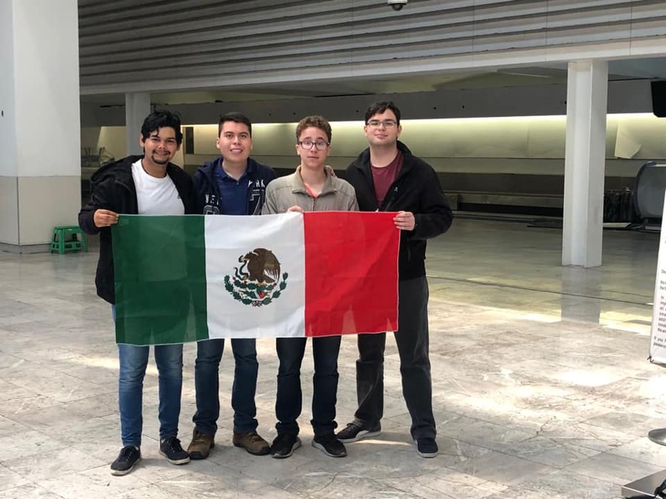 El equipo mexicano que representa al país en la XIII Olimpiada Iberoamericana de Biología 2019. Los jóvenes Eduardo René Jiménez Castañeda (Jalisco), Adrián Guadalupe Rodríguez Villarreal (Nuevo León), Samuel Ruiz Pérez (Estado de México), y Leonardo Uriel González Garza (Nuevo León). 