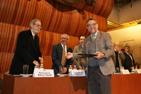 Doctor Mauricio Castro, coordinador nacional de la Olimpiada de Química de la AMC, recibió el reconocimiento 'Hugo Aréchiga'.