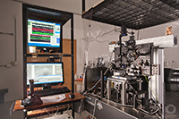 Imagen de cómo luce el aparato que contiene las pinzas ópticas. Este instrumento se basa en un microscopio óptico, con el cual se puede observar muestras biológicas y micropartículas.