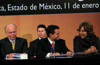 José Narro, rector de la UNAM; Enrique Peña Nieto, gobernador del Edomex, y Rosaura Ruiz, presidenta de la AMC, durante la ceremonia realizada en la ciudad de Toluca.