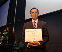 Carlos Francisco García Hernández, profesor de educación básica, muestra su diploma correspondiente al ciclo 2018 de La Ciencia en tu Escuela, programa de la Academia Mexicana de Ciencias.