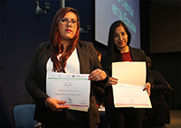 La profesora de educación básica Verónica González Haro (en primer plano) recibe su diploma tras aprobar satisfactoriamente el diplomado del ciclo 2018 de La Ciencia en Tu Escuela, programa de la Academia Mexicana de Ciencias.