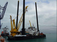 Imagen de la plataforma Myrtle Clase 245, con una cubierta de alrededor de 2 000 metros cuadrados, que soporta una carga de 430 mil 913 kilos, proveniente de Galveston, Texas, y los barcos de soporte. Esta estructura contará con una serie de laboratorios temporales en donde se documentarán y realizarán los primeros análisis a las muestras que se extraigan durante la Expedición 364 al Cráter de impacto Chicxulub.