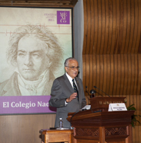 El doctor Adolfo Martínez Palomo, investigador del Cinvestav y miembro de la Academia Mexicana de Ciencias, durante la conferencia “El electrocardiograma de Beethoven”, en El Colegio Nacional, en abril pasado.
