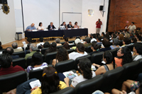 Investigadores, estudiantes y público en general en el auditorio 