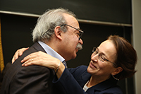 Felicita al investigador homenajeado del Instituto de Matemáticas de la UNAM José Antonio de la Peña la vicepresidenta de la AMC, Susana Lizano Soberón.