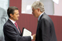 El doctor Martín Ramón Aluja Schuneman Hofer, miembro de la Academia Mexicana de Ciencias, recibe la felicitación del presidente Enrique Peña Nieto en la ceremonia realizada hoy en Palacio Nacional.