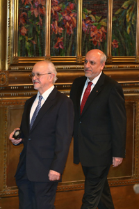  Mario Molina, Premio Nobel de Química 1995, recibió del director general de Conacyt, Enrique Cabrero, la primera pieza de la medalla conmemorativa del 45º aniversario de la institución.