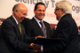 El rector de la UNAM, José Narro Robles y el gobernador del Estado de México, Eruviel Ávila,  entregan el Premio a Ernesto Moreno.