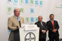 Kurt Soland, presidente y director general de Bayer, explicó que esta exposición forma parte de una gira mundial en la que recorrerán Europa, América, Asia, África y Australia. En la imagen lo acompañan los doctores Carlos Arámburo y José Franco.