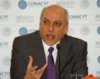 El doctor Enrique Cabrero Mendoza, director general del Conacyt, durante el anuncio de las nuevas convocatorias.