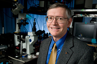 Profesor William E. Moerner, investigador en la Universidad de Stanford, uno de los ganadores del Premio Nobel de Química 2014. Ofreció una conferencia en el marco del aniversario 75 del Instituto de Química de la UNAM.