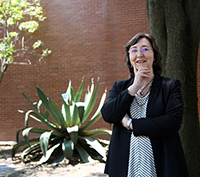 La investigadora Aurora Hernández Machado, catedrática  de la Universidad de Barcelona y miembro correspondiente de la Academia Mexicana de Ciencias, es especialista en biofísica, microfluídica y nanociencias, y patentó RheoDX.