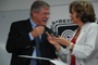 Rosaura Ruiz Gutiérrez entregó a Michael Clegg los distintivos que lo acreditan como miembro correspondiente de la Academia Mexicana de Ciencias.