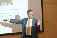 El doctor Enrique Galindo Fentanes, investigador del Instituto de Biotecnología de la UNAM y presidente de Agro&Biotecnia, durante su conferencia.
