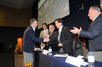 El doctor Saúl Villa Treviño, director fundador del Verano de la Investigación Científica (1991-1999), recibe un reconocimiento por su labor y aportaciones al programa de la AMC.