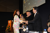 La doctora Judith Zubieta García, directora del Verano de la Investigación Científica (2000-2003 y 2006-2013) recibe un reconocimiento por su labor y aportaciones al programa de la AMC.