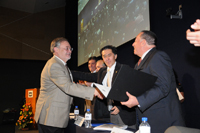 El doctor Víctor Pérez-Abreu, director del Verano de la Investigación Científica (desde 2014 a la fecha) recibe un reconocimiento por su labor y aportaciones al programa de la AMC