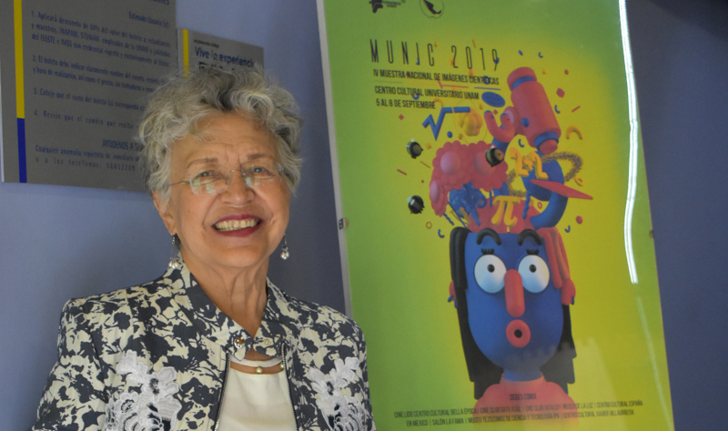 Rinden homenaje a la astrónoma Silvia Torres Castileja durante la cuarta Muestra Nacional de Imágenes Científicas.