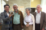 El doctor Jaime Urrutia, acompañado por el científico español Miguel Ángel Alario y Franco, ganador del Premio México de Ciencia y Tecnología 2009, muestra un objeto parte del experimento de impacto con el Cañón de gas (Instituto de Física-UNAM), para investigar las propiedades de materiales a altas presiones y temperaturas; el hecho tiene relación con los impactos meteoríticos y de formación de cráteres. Con ellos Jacques Soullard y Claude Thions.