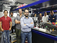 El equipo de investigadores y estudiantes que produjeron el BEC mexicano forma parte del Laboratorio de Materia Ultrafría del Instituto de Física y del Laboratorio Nacional de Materia Cuántica: Materia Ultrafría e Información Cuántica (LANMAC).