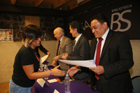 Personal de la DGTPA recibe sus constancias en uno de los salones de las oficinas de IBBY México.