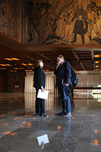 El conversación privada los legisladores Marivel Solís y Juan Carlos Romero Hicks, en el vestíbulo de la Cámara de Diputados.